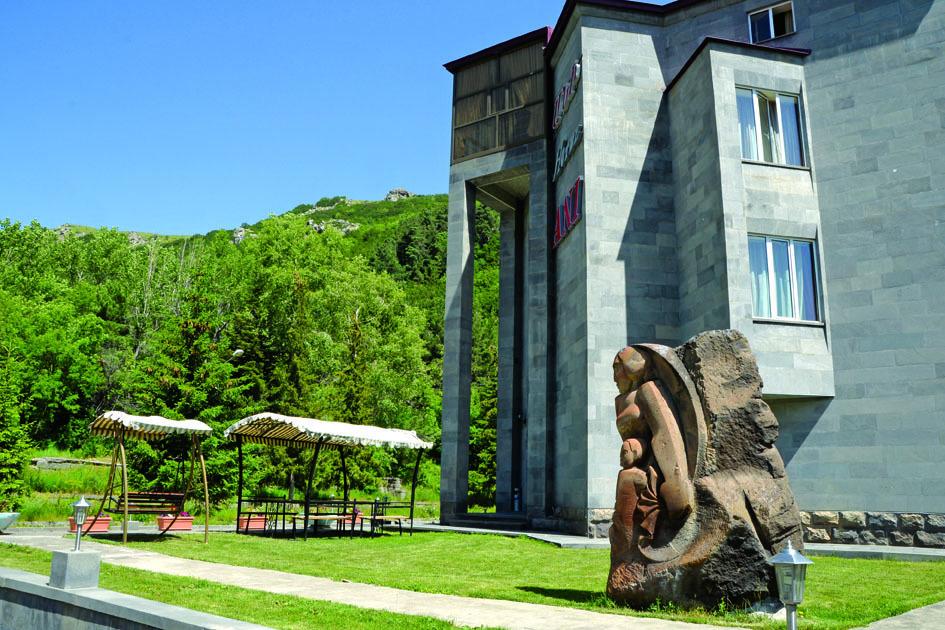 Джермук сайт. Гостиница Джермук Армения. Климатический курорт Джермук. Отель Ани Джермук. Джермук мост.
